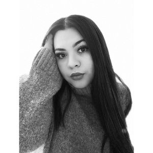 Hello! 👋🏼 My name is Iris. I’m new to the Poshmark world.